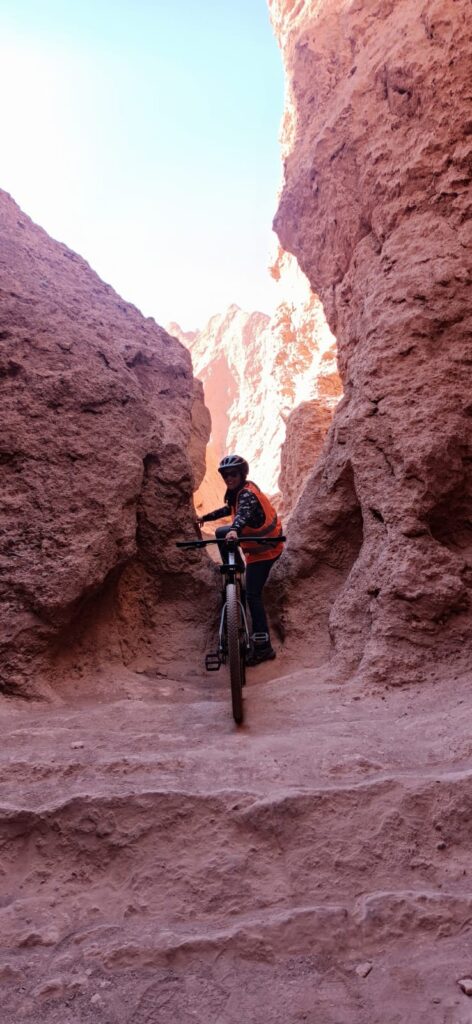 A garganta do diabo é um dos lugares para conhecer de bicicleta no Atacama