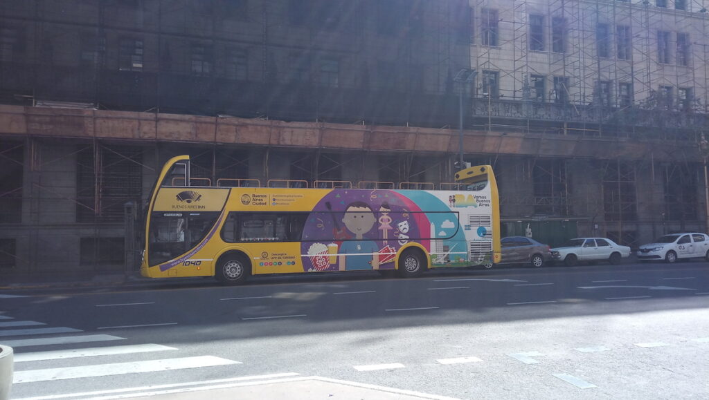 Ônibus amarelo e vermelho